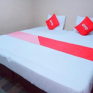 Oyo 91876 Hotel Putri Gading 2